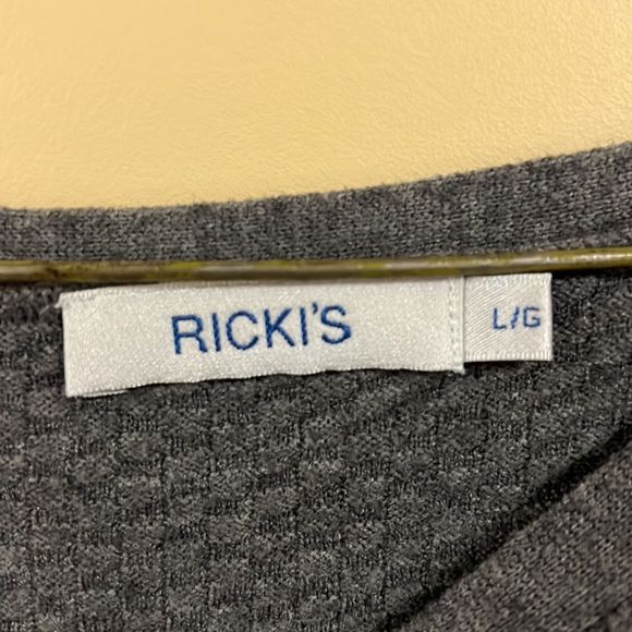 Ricki’s Sweater with shoulder laced - Picture 4 of 10